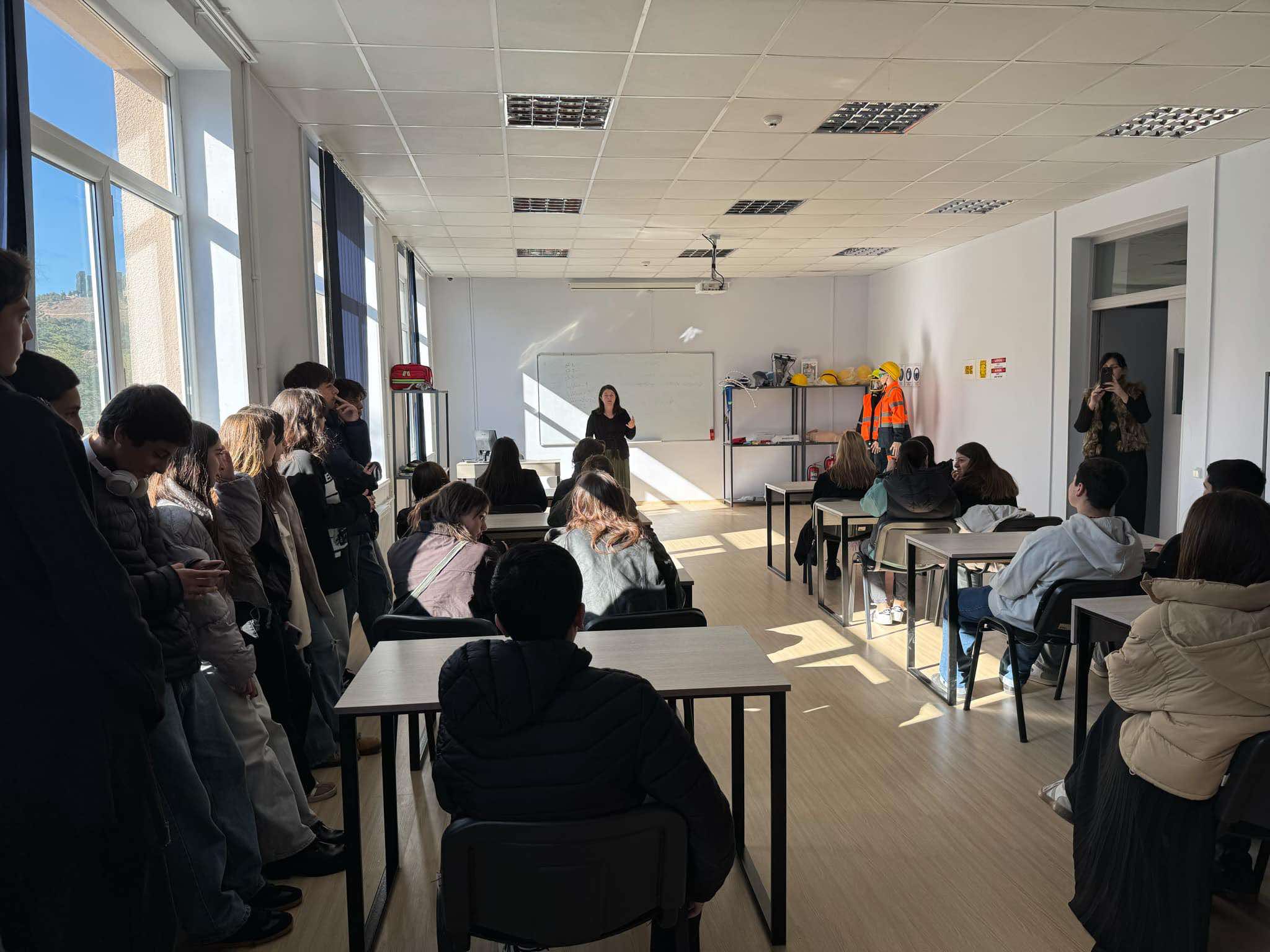 ა(ა)იპ სარკინიგზო ტრანსპორტის კოლეჯმა სკოლის მოსწავლეებს უმასპინძლა